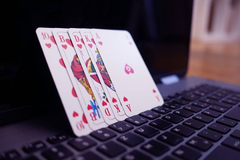 Чем онлайн покер отличается от офлайн игры